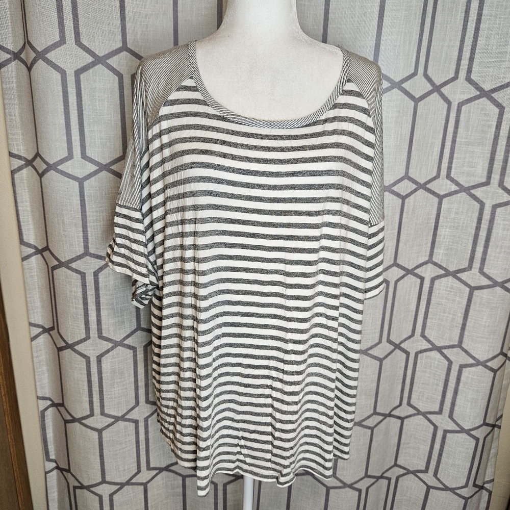 Cable & gauge dolman sleeve striped blouse size 3X low neckline.  stretch.